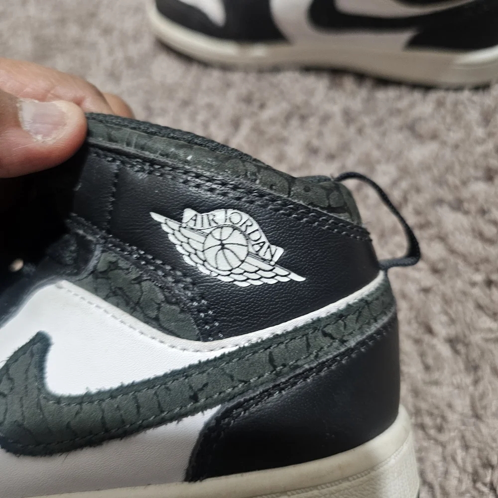 NIKE JORDAN MID TOP PANDA ELELPHANT SNEAKERS Youth Size 1